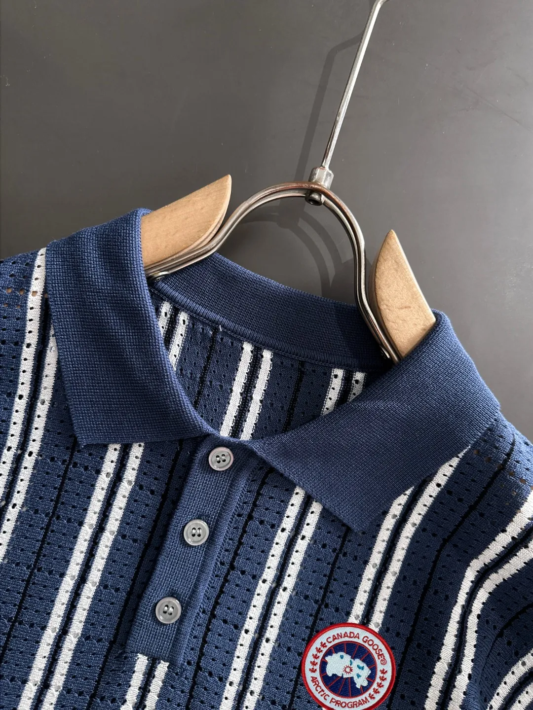Next day shipment P300 High quality Big Goose 2025 autumn and winter new men's lapel short-sleeved T-shirt Made of combed cotton yarn knitted cotton fabric, pure cotton high-weight special yarn, it feels full of weight when weighed, and the upper body is more textured than ordinary T-shirts. This texture can cope with the weather easily and is suitable for both hot and cold! The pattern on the chest adopts three-dimensional embroidery technology, and is perfectly produced stitch by stitch with reference to the original version! Loose fit design, looks noble. Size: M to XXXL